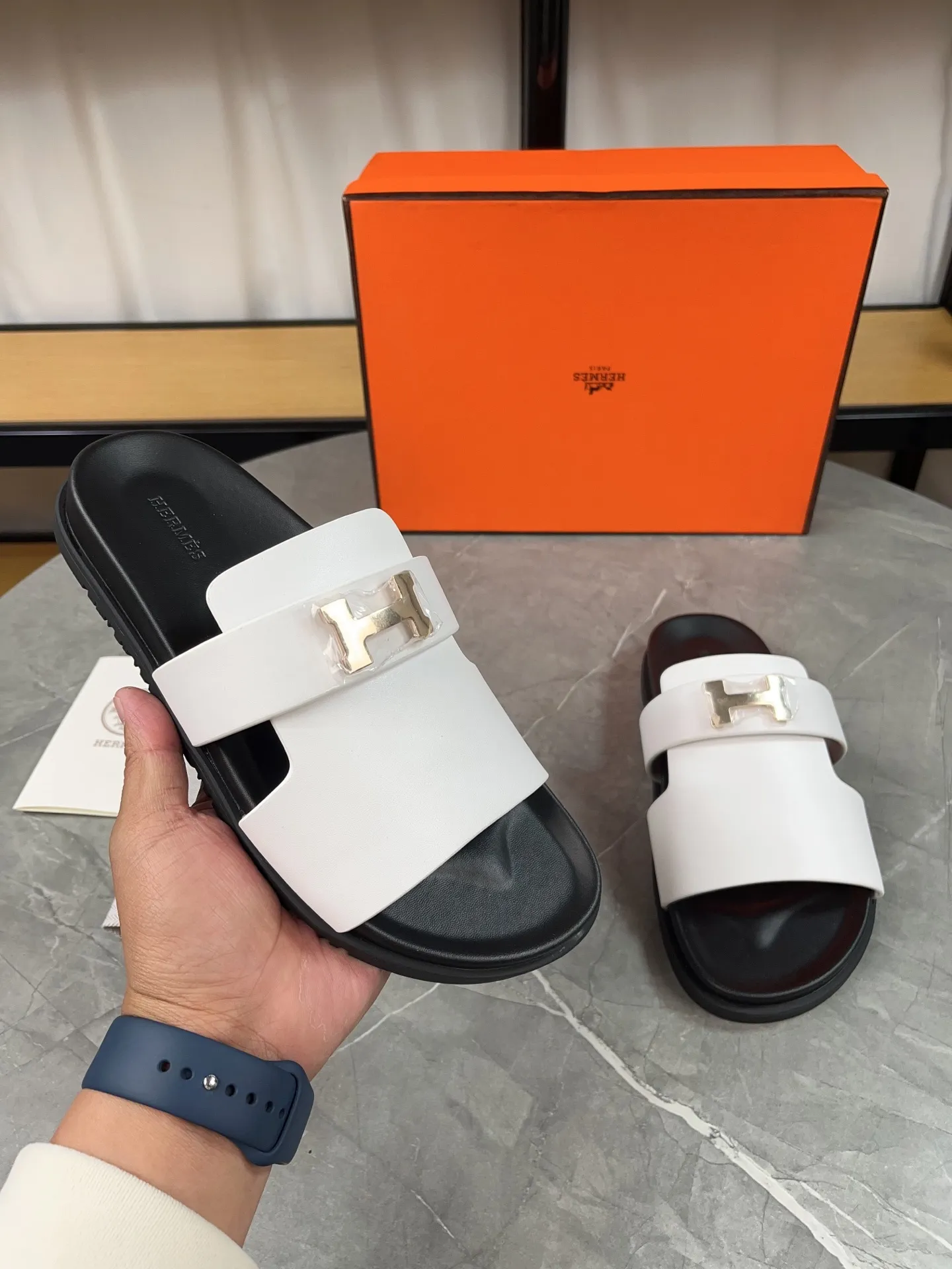 p440🐮🐮H family classic (couples) buckle slippers ✅ Hermes Hermes spring and summer sandals series! Classic style, always popular slippers - sandals, great with any combination! ! ! Upper: imported palmprint PU inner lining: imported mixed sheepskin Outsole: Tpu non-slip and wear-resistant outsole Female size: 35-40 (41 customized) Male size: 39-45 (39.45 customized)